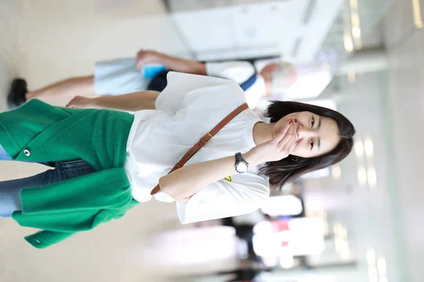 Mannequin Chinois Liu Wen Démontre Son Sourire Dans Aéroport Shanghai — Photo
