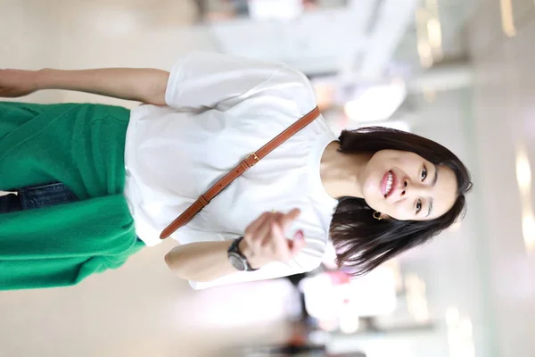 Modella Cinese Liu Wen Dimostra Con Sicurezza Sorriso Aeroporto Shanghai — Foto Stock
