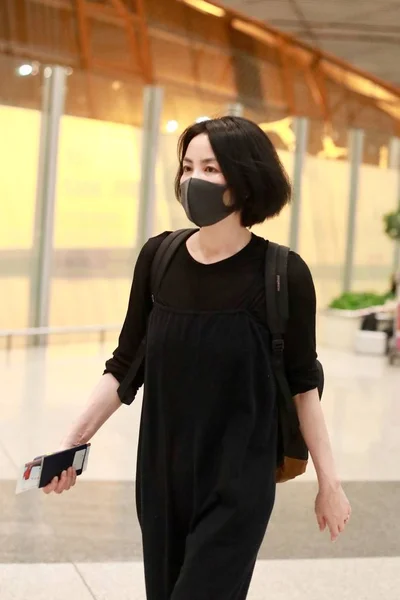 Faye Wong 2019년 베이징으로 출발하기 자정에 베이징 서우두 국제공항에 도착한다 — 스톡 사진