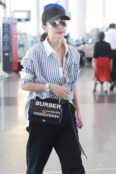 Κινέζα Ηθοποιός Μπινγκμπινγκ Φτάνει Στο Διεθνές Αεροδρόμιο Του Πεκίνου Πριν — Φωτογραφία Αρχείου