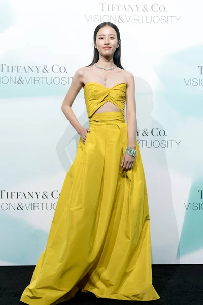 Čínská Herečka Zhou Yutong Nosí Jasně Žluté Šaty Účastní Tiffany — Stock fotografie
