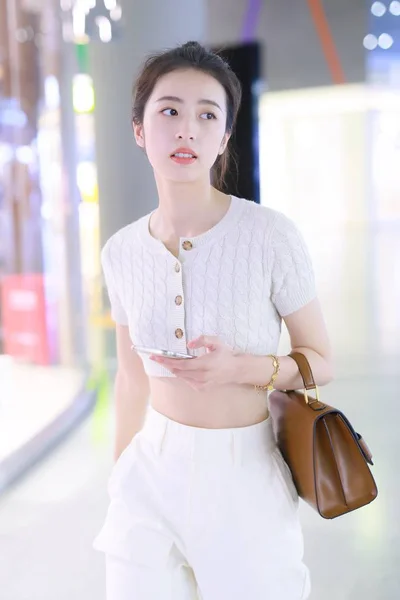 中国女演员周玉通于2019年9月17日在上海着陆后抵达上海宏桥机场 — 图库照片