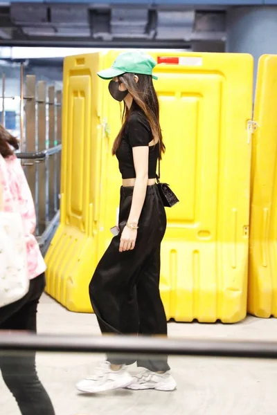 Hong Kong Actress Angelababy Leaves Terminal Landing Shanghai Hongqiao International — Stock Photo, Image