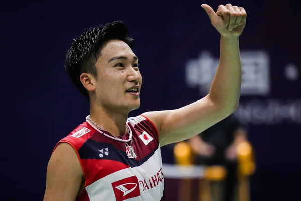 Ιάπωνας Επαγγελματίας Badminton Player Kento Momota Αγωνίζεται Ενάντια Στον Κινέζο — Φωτογραφία Αρχείου