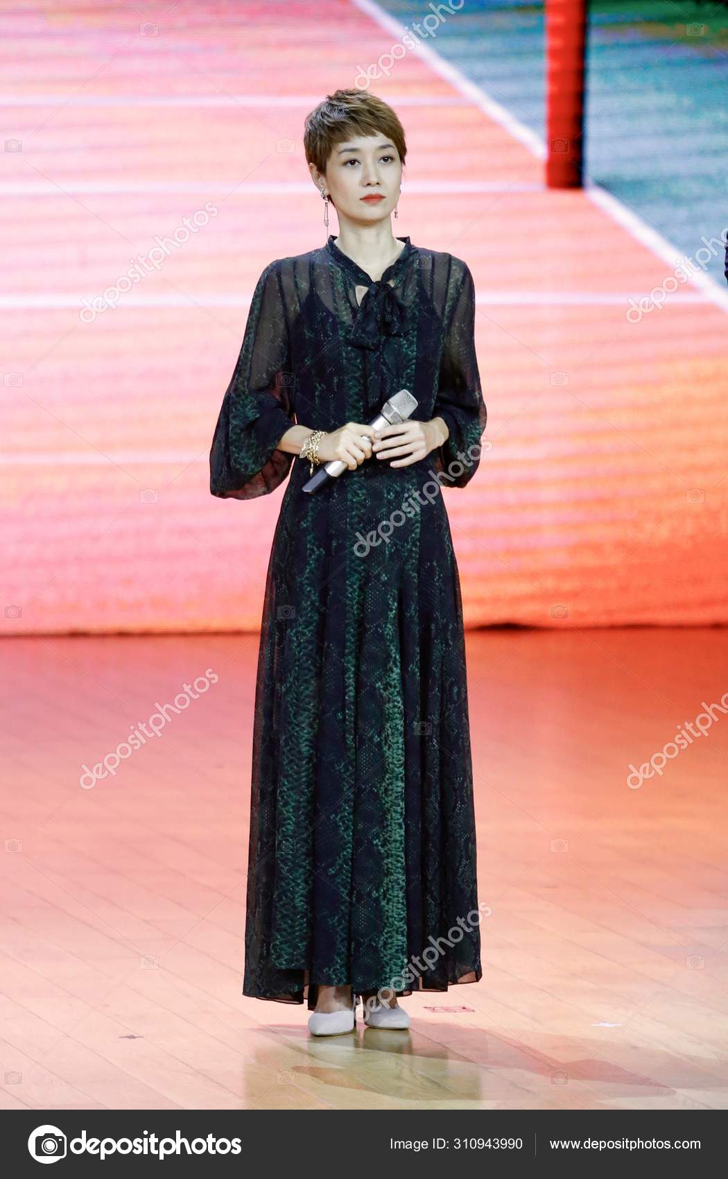 Chinese Actress Yili Delivers Speech Premiere Movie People Country