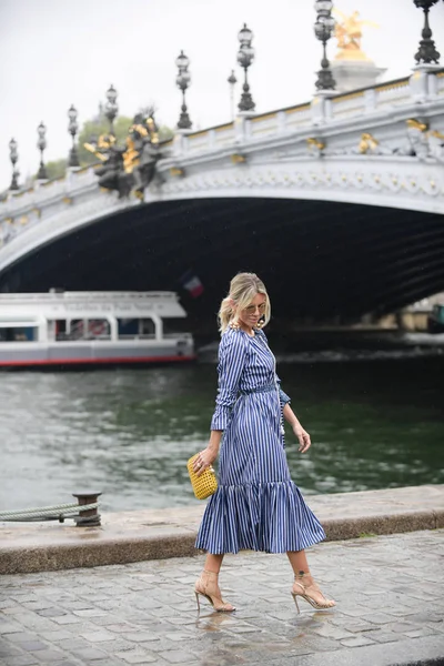 Eine Trendige Frau Posiert Für Street Snap Während Der Pariser — Stockfoto