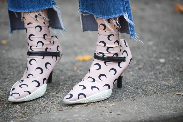 Uma Mulher Moda Posa Para Rua Durante Paris Fashion Week — Fotografia de Stock