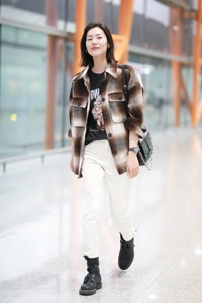 中国のモデル劉文が北京国際空港に現れ 9月2019に出発する前に — ストック写真