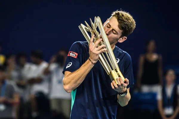 Tenista Profesional Australiano Alex Minaur Besa Trofeo Del Campeonato Del — Foto de Stock