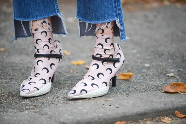 Uma Mulher Moda Posa Para Rua Durante Paris Fashion Week — Fotografia de Stock