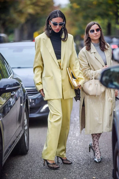 Uma Mulher Moda Posa Para Rua Durante Paris Fashion Week — Fotografia de Stock