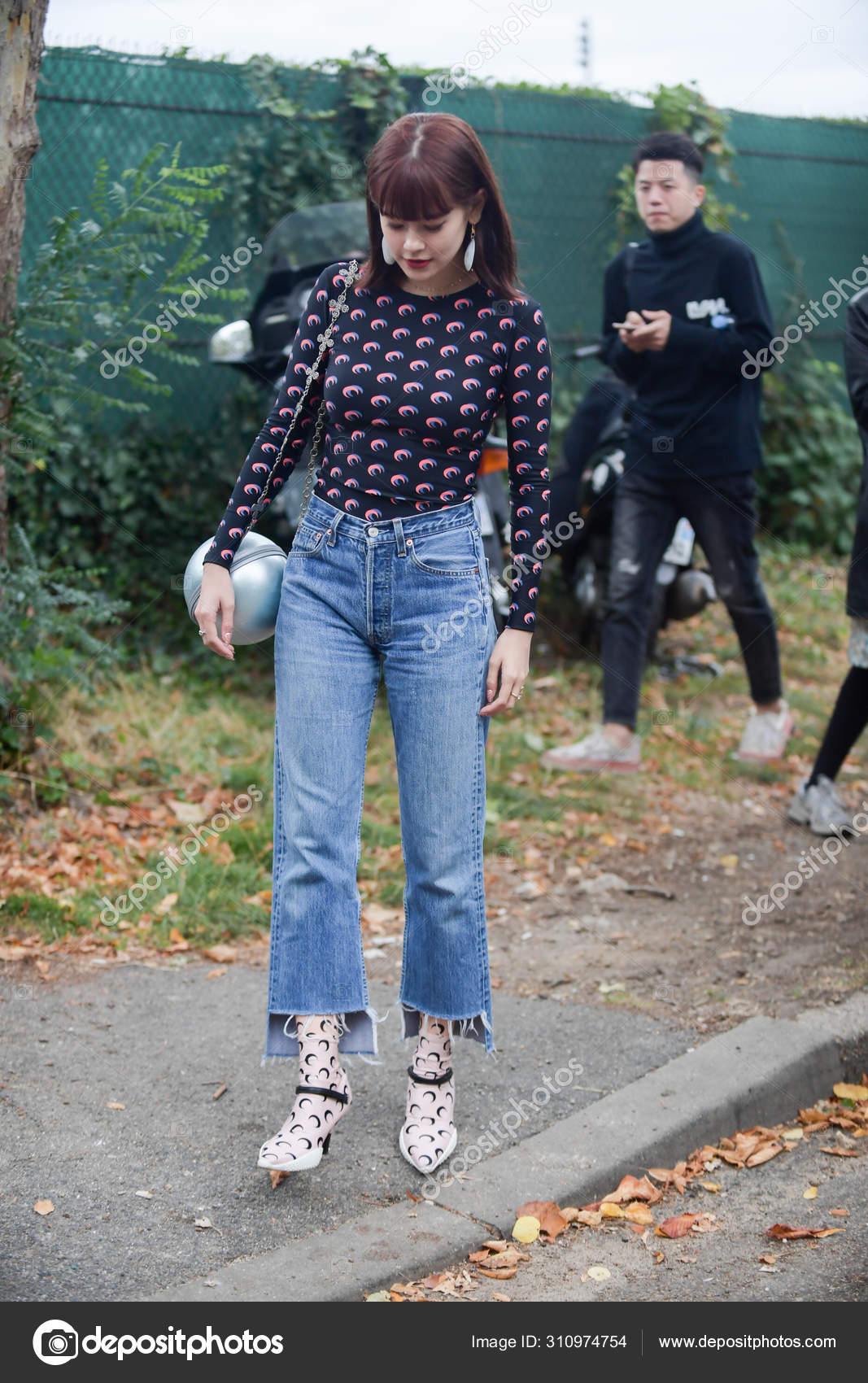 Una Mujer Moda Posa Para Foto Calle Durante Semana Moda — Foto