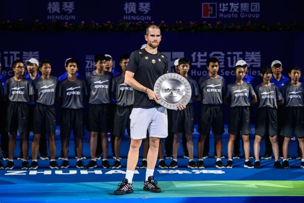 Tennista Professionista Francese Adrian Mannarino Detiene Trofeo Alla Cerimonia Premiazione — Foto Stock