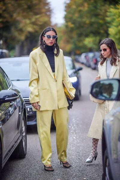 Trendy Woman Poses Street Snap Paris Fashion Week Womenswear Spring — стоковое фото