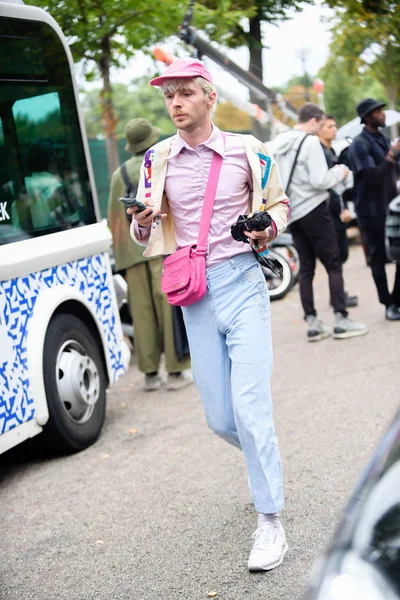 Trendy Man Poses Street Snap Paris Fashion Week Womenswear Spring — стоковое фото