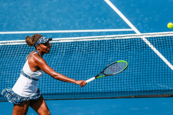 Amerykańska Zawodowa Tenisistka Venus Williams Gra Przeciwko Amerykańskiej Profesjonalnej Tenisistce — Zdjęcie stockowe