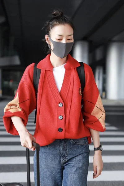 Κινεζικό Μοντέλο Liu Wen Εμφανίζεται Στο Διεθνές Αεροδρόμιο Του Πεκίνου — Φωτογραφία Αρχείου