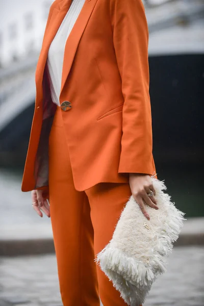 Een Trendy Vrouw Poseert Voor Straat Snap Tijdens Paris Fashion — Stockfoto