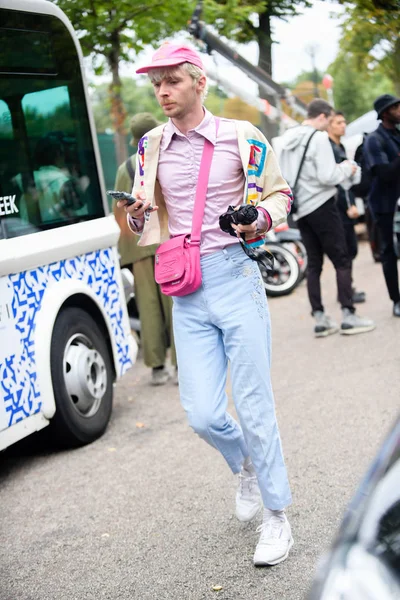 Homem Moda Posa Para Rua Durante Paris Fashion Week Primavera — Fotografia de Stock