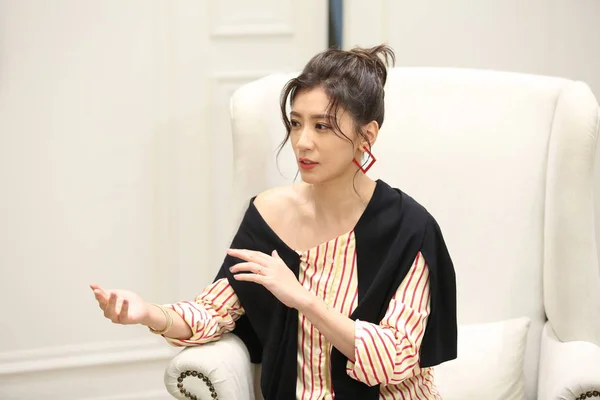 여배우 텔레비전 진행자 Alyssa Chia 2019 타이베이에서 인터뷰를 받는다 — 스톡 사진