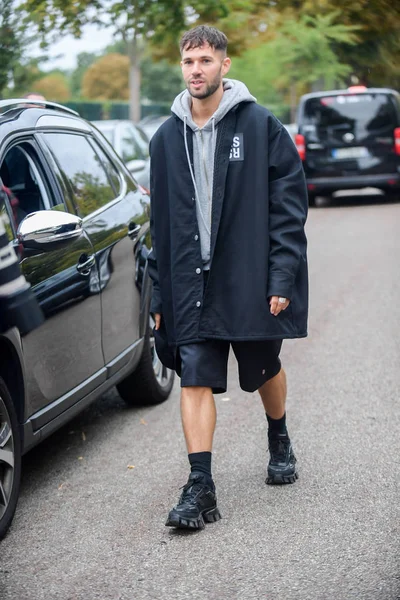 Trendy Man Poses Street Snap Paris Fashion Week Womenswear Spring — Φωτογραφία Αρχείου