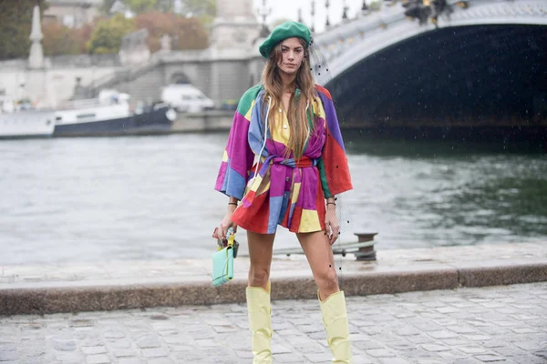 Uma Mulher Moda Posa Para Rua Durante Paris Fashion Week — Fotografia de Stock