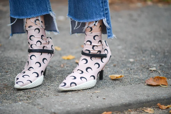 Uma Mulher Moda Posa Para Rua Durante Paris Fashion Week — Fotografia de Stock