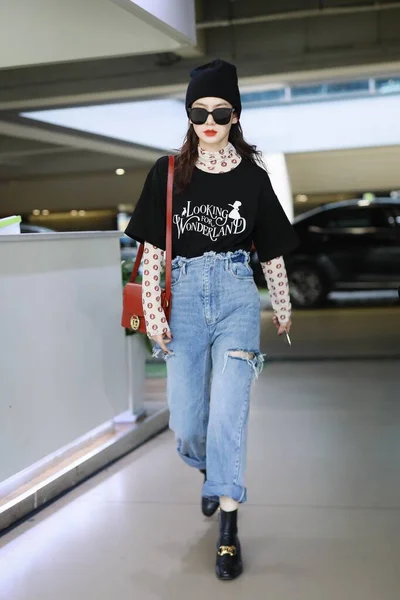 Kina kändis Qi Wei Shanghai Airport Fashion Outfit — Stockfoto