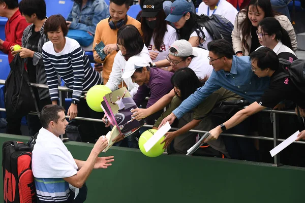 2019年10月8日 美国职业网球选手约翰 伊斯纳在中国上海举行的2019年上海劳力士大师赛第一轮比赛中击败了澳大利亚职业网球选手亚历克斯 德米纳尔 之后他与粉丝们进行了交流 — 图库照片