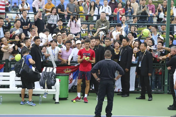 塞尔维亚职业网球选手诺瓦克 乔科维奇 Novak Djokovic 在准备2019年10月7日在中国上海举行的男子双打上海名人赛的途中 被安全和当地球迷围住了 — 图库照片