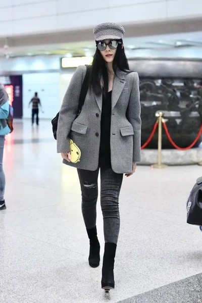 Κίνα ανεμιστήρα Bingbing Μόδα Outfit Πεκίνο Αεροδρόμιο — Φωτογραφία Αρχείου