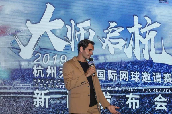 Szwajcarski Zawodowy Tenisista Roger Federer Wygłasza Przemówienie Konferencji Prasowej Tmall — Zdjęcie stockowe