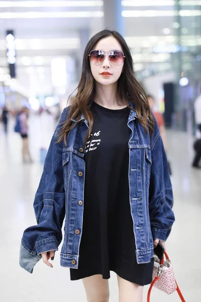 Chinese beroemdheid mode Outfit Shanghai Airport — Stockfoto