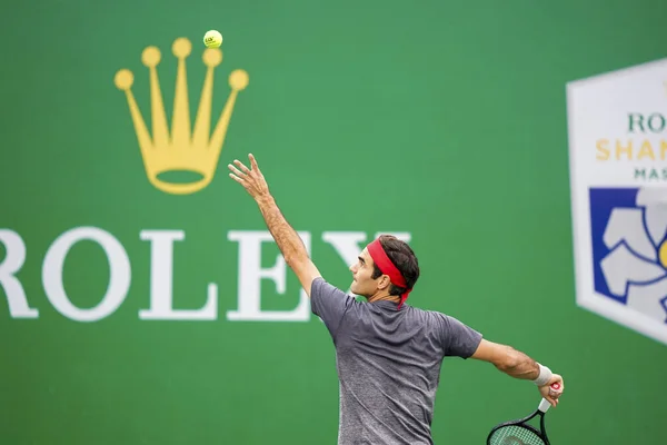 Професійний Швейцарський Тенісист Роджер Федерер Тренує Свій Матч Третього Раунду — стокове фото