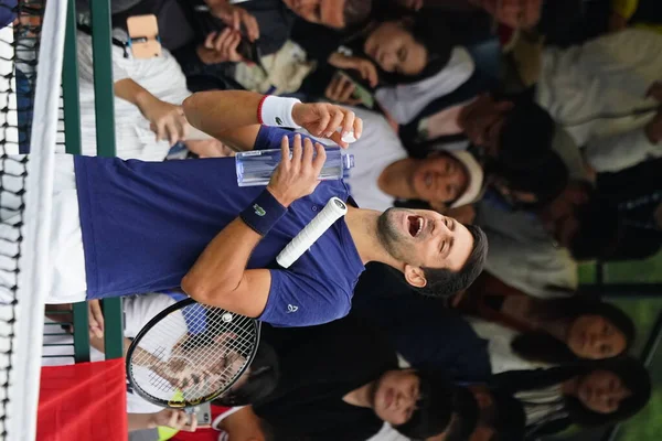 Tenista Profesional Serbio Novak Djokovic Ríe Prepararse Para Los Dobles — Foto de Stock