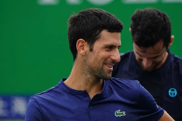 Der Serbische Tennisprofi Novak Djokovic Lacht Bei Der Vorbereitung Auf — Stockfoto
