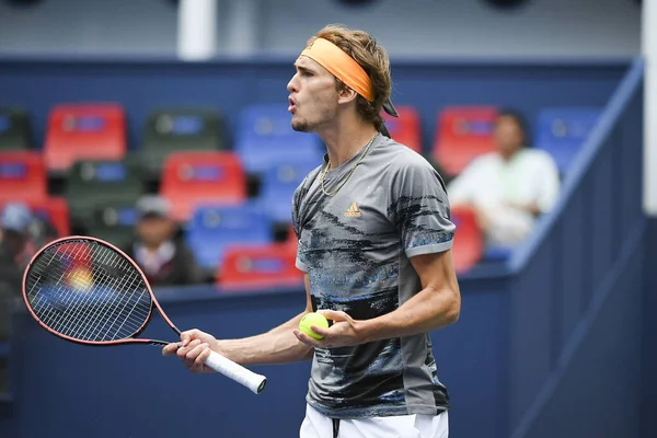 Tysk Professionell Tennisspelare Alexander Zverev Tävlar Mot Fransk Professionell Tennisspelare — Stockfoto