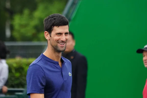 Novak Djokovic Szerb Profi Teniszező Nevet Amikor Férfi Párosra Készül — Stock Fotó