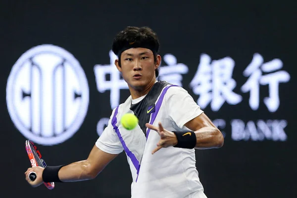 中国のプロテニス選手 張志鎮が2019年中国オープン テニス の第2ラウンドでオーストリアのプロテニス選手ドミニクティームと対戦中国 10月2019 — ストック写真