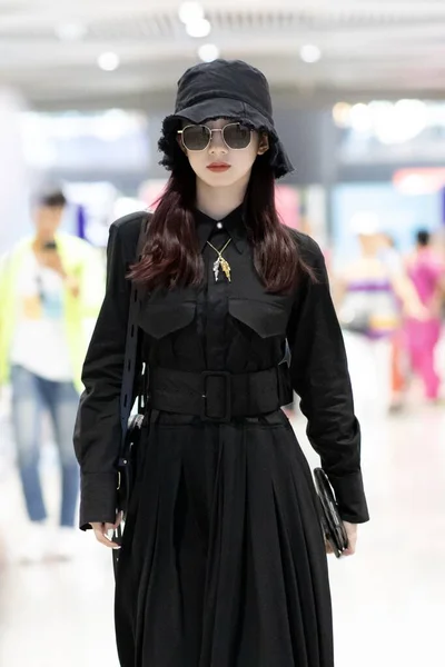 China Meng Meiqi Fashion Outfit Beijing Airport — Stockfoto