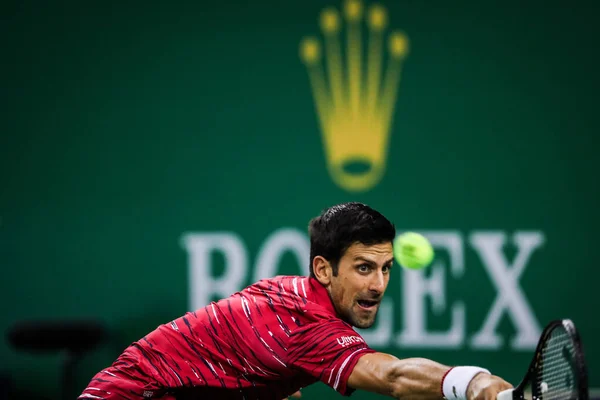 Serbiska Professionell Tennisspelare Novak Djokovic Tävlar Mot Den Kanadensiska Professionella — Stockfoto