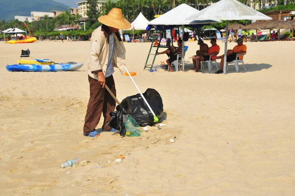 Person Plockar Upp Skräp Som Lämnats Turister Nära Stranden Yalong — Stockfoto