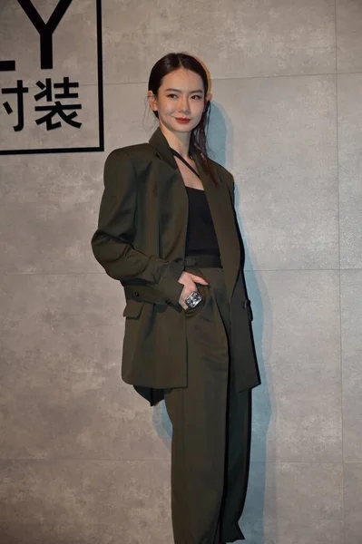 中国の歌手で女優のチー ウェイは 上海で10月9日に開催される上海ファッションウィークで 女性のビジネスウェアで有名な中国のブランド リリー の服を着て登場します — ストック写真