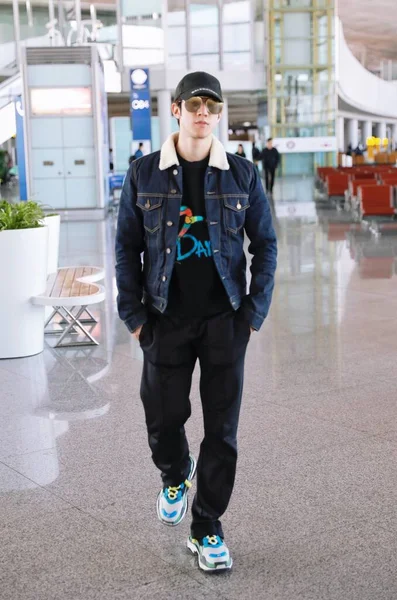 CINA AARIF RAHMAN FASHION OUTFIT BEIJING AIRPORT — Foto Stock