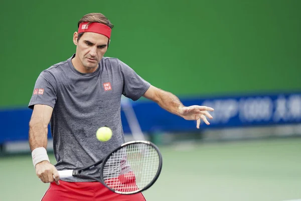 Zwitserse Professionele Tennisspeler Roger Federer Traint Voor Zijn Derde Mannenwedstrijd — Stockfoto