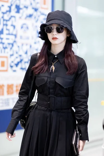 China Meng Meiqi Fashion Outfit Beijing Airport — Stockfoto