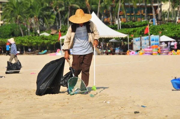 Людина Забирає Сміття Залишене Туристами Біля Пляжу Затоки Місті Санья — стокове фото