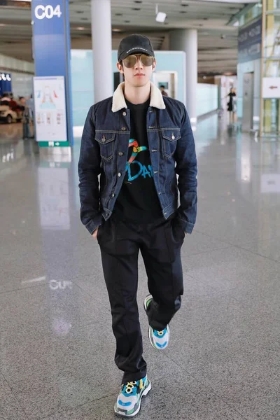 Kina Aarif Rahman Fashion Outfit Pekings flygplats — Stockfoto