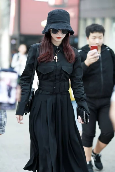 China Meng Meiqi Mode-Outfit beijing Flughafen — Stockfoto