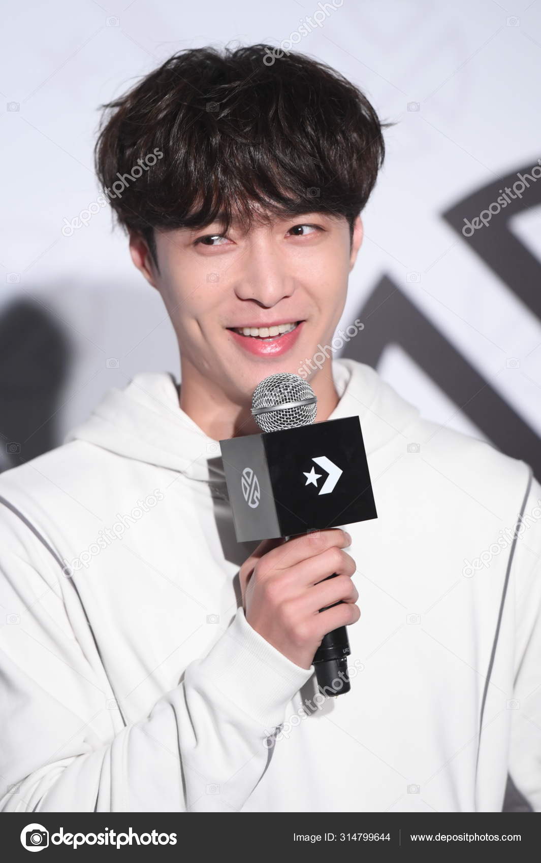 中国日报的报道中国歌手唱片制作人舞蹈家演员张一兴参加了由美国鞋业